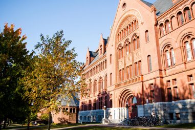 ¿Qué debe ofrecer un centro de postgrado?