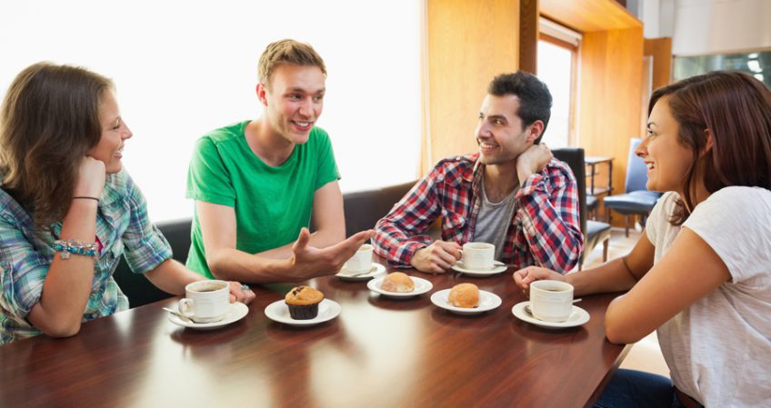 Por qué asistir a un encuentro entre antiguos alumnos, y otros beneficios para los alumni