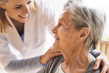 ¿Cómo puedes formarte como Auxiliar de Geriatría?