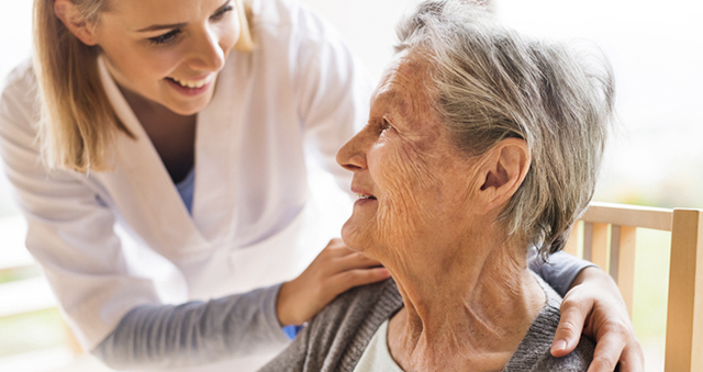 Auxiliar de Geriatría: fórmate en una profesión con salidas