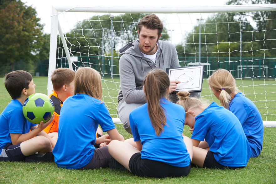 Cómo trabajar como entrenador de fútbol