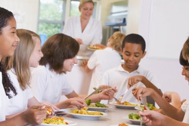 Amplía tus posibilidades laborales: fórmate como monitor de comedor escolar