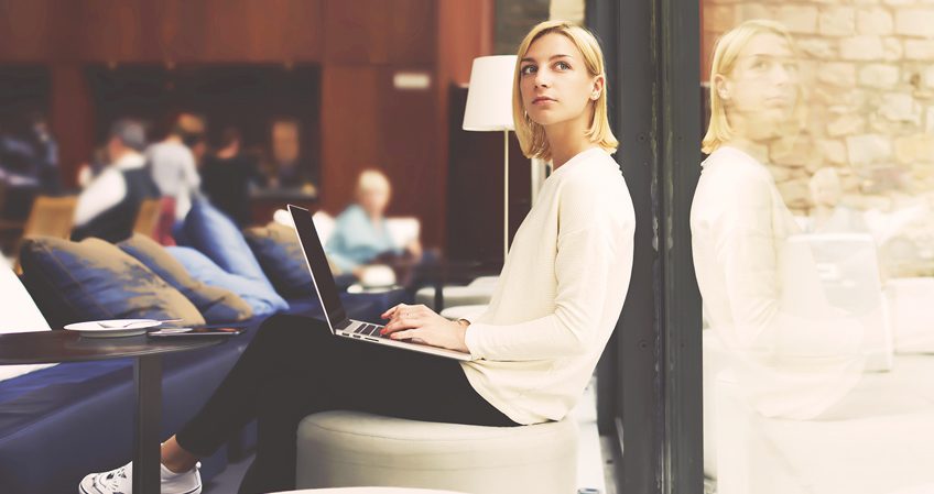 ¿Todavía crees que la universidad online es ver las clases en el ordenador?