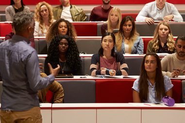 ¿Cómo puedes llegar a ser profesor asociado en la universidad?