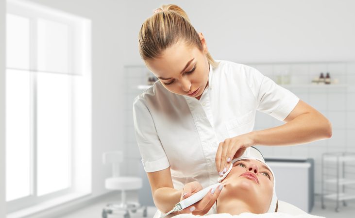 Qué es la aparatología estética y cómo puedes formarte en este ámbito