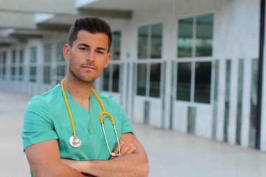 Profesiones del sector sociosanitario: cuáles son y cómo puedes formarte para desarrollarlas