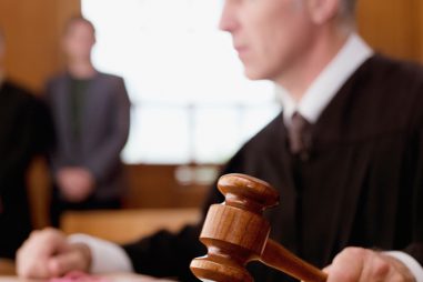 ¿A qué oposiciones de justicia puedes presentarte si no has estudiado una carrera?