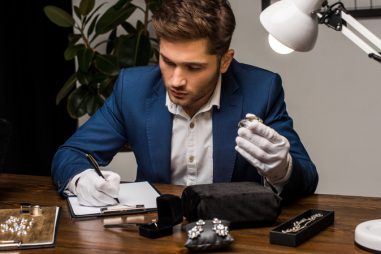 Tasador de gemología y joyería: ¿En qué consiste esta profesión y cómo formarte?
