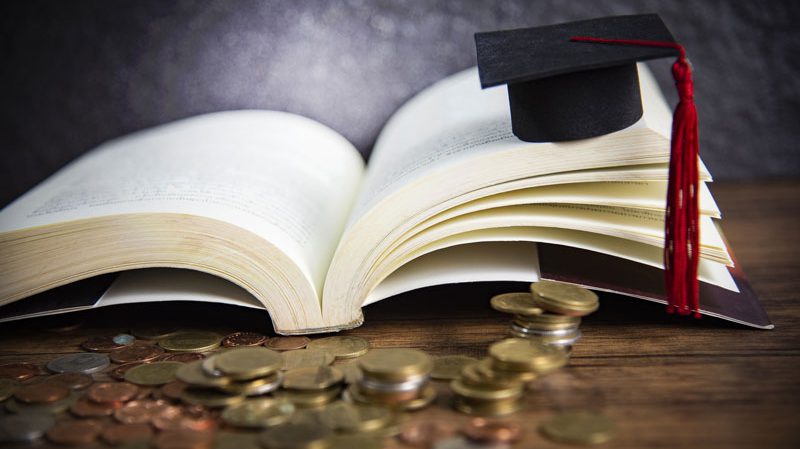 ¿Cuánto cuesta estudiar una carrera en España?