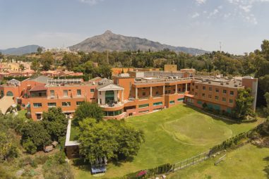 Les Roches Marbella, formación hotelera y turística en tiempos turbulentos