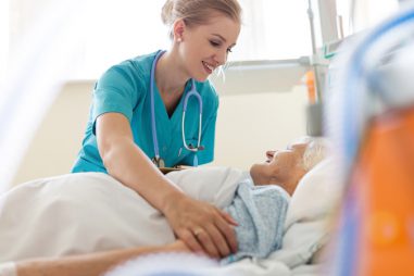 ¿Qué puedo estudiar para trabajar con personas mayores?