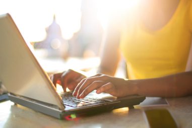 Estudiar oposiciones en verano: consejos para no morir en el intento