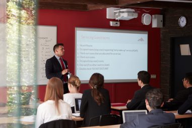 Guía definitiva de escuelas de hotelería: Qué es, qué se estudia y qué salidas tiene