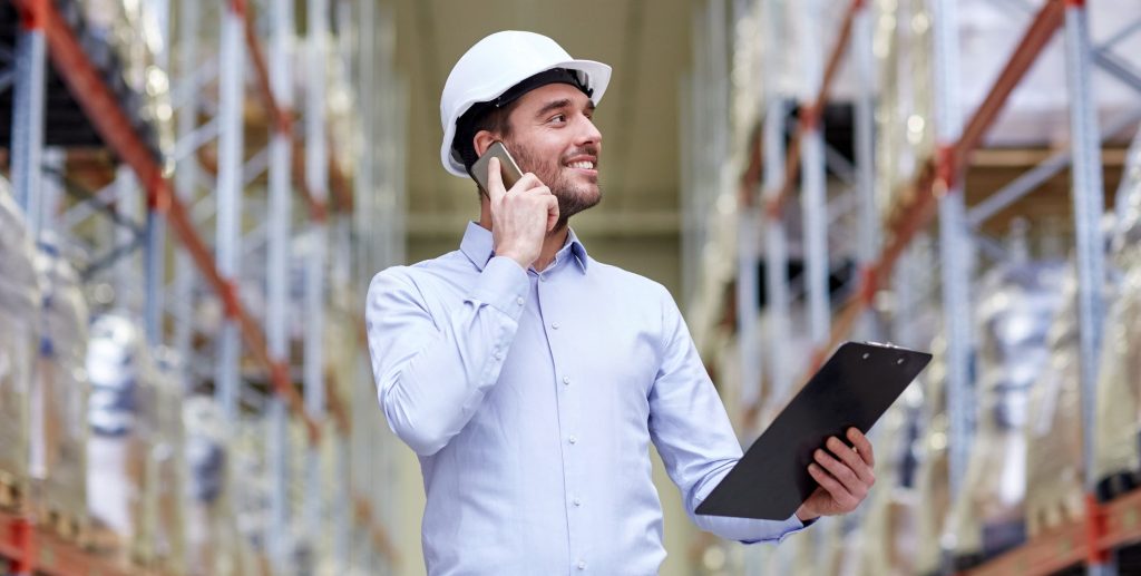 Gestor de tráfico organizando la logística de un almacén
