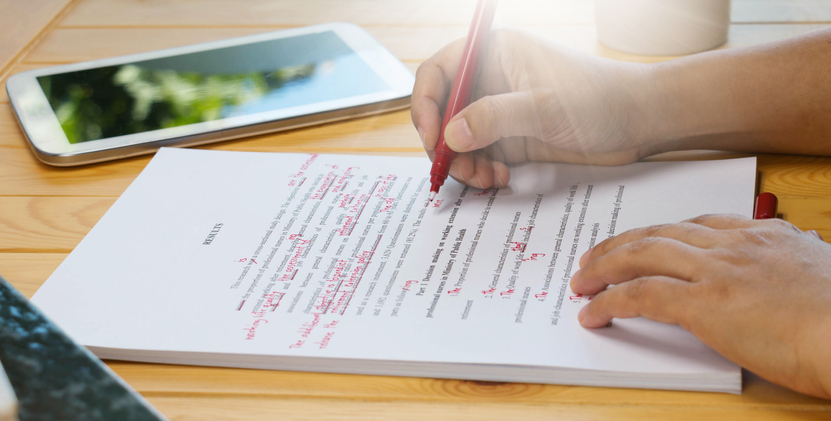 Profesional ejerciendo su trabajo como corrector de textos