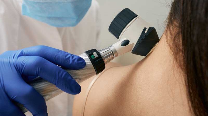 Dermatóloga o dermatólogo: una profesión muy bien remunerada
