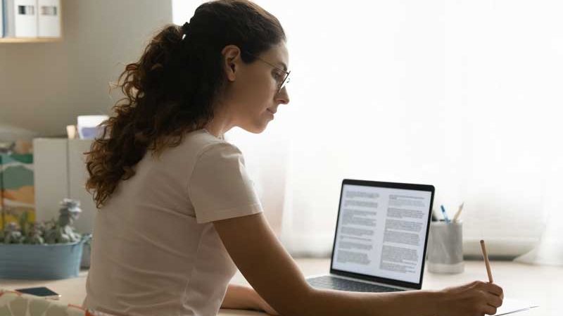Cómo convertirse en traductor jurado: pasos para conseguirlo
