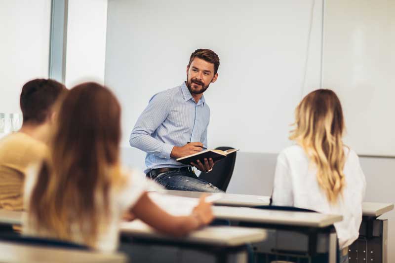 Profesor de personal de investigación universitario con contrato indefinido