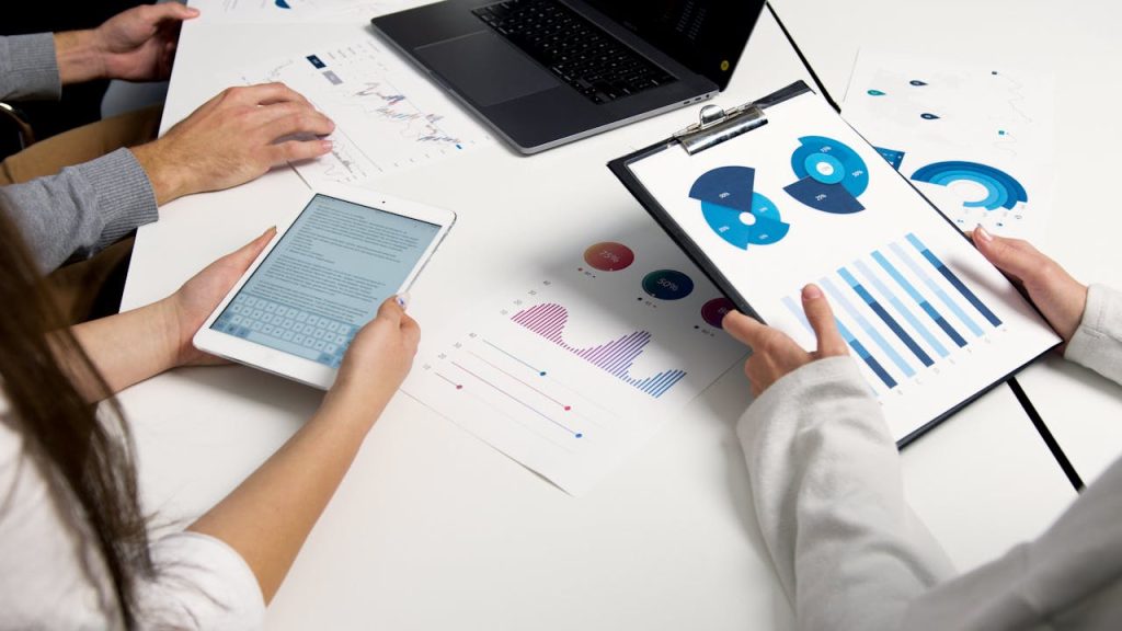 Expertos en Growth Marketing elaborando estrategias para atraer a más clientes