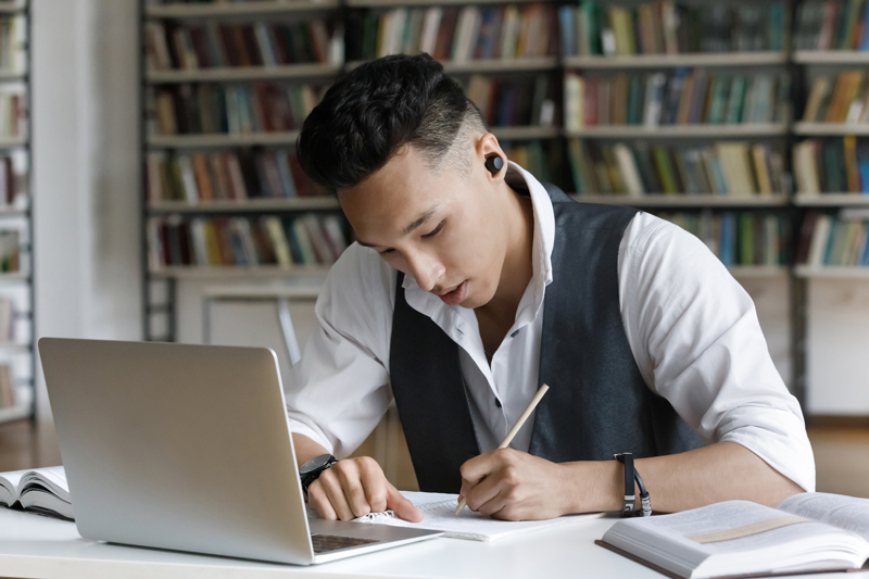 Estudiante utilizando ChatGPT como ayuda para un trabajo de investigación