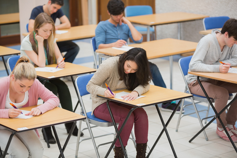 Estudiantes realizando los exámenes de la Ebau o selectividad