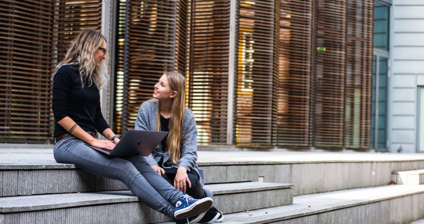 Estudiar un Grado Universitario online, una carrera presencial o una combinación de ambas modalidades. ¿Qué es mejor?