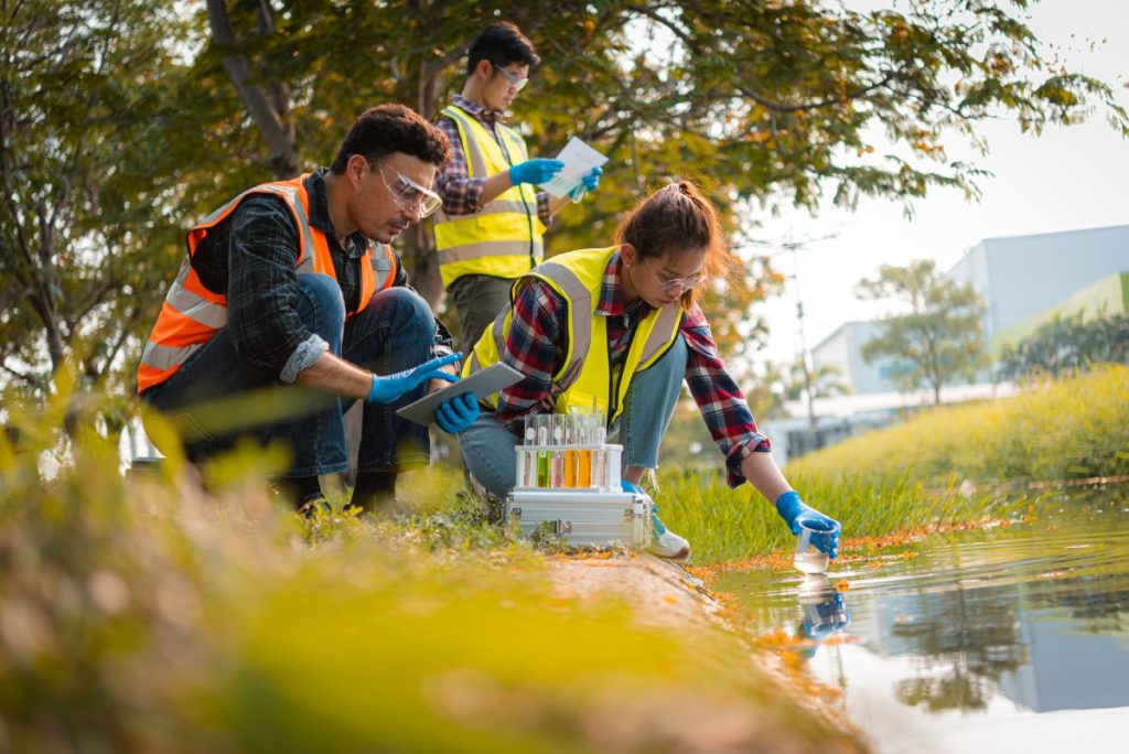 Estudiantes haciendo prácticas para ser biólogo ambiental