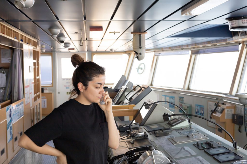 Mujer que trabaja como patrón de barco