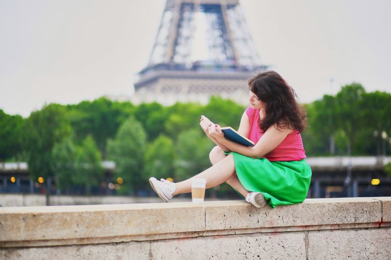 Becada leyendo en su tiempo libre en Francia tras obtener una de las becas de excelencia Eiffel