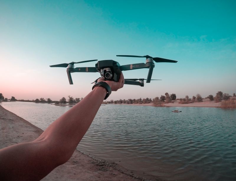 Chico estudiando especialización en aeronaves pilotadas de forma remota-Drones