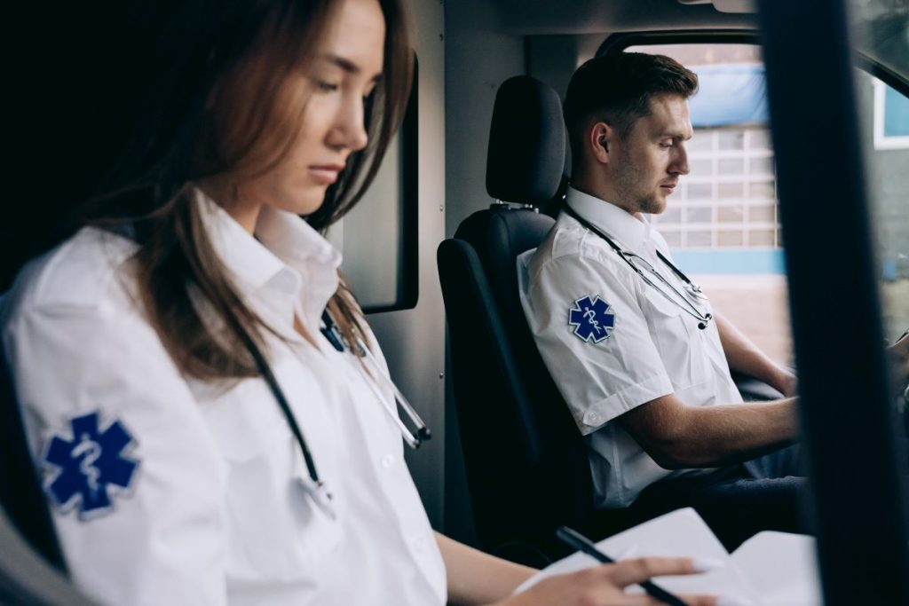 Conductores de ambulancia realizando su turno de trabajo