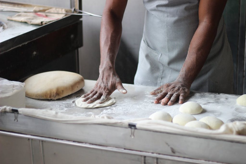 Panadero que ha encontrado trabajo tras realizar el grado básico de panadería y pastelería