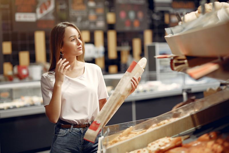 Consumidora realizando sus compras con seguridad gracias al trabajo del tecnólogo de alimentos