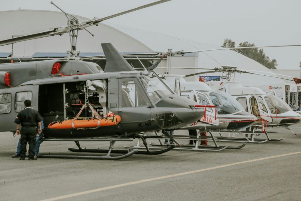 Mecánico de helicópteros realizando comprobaciones