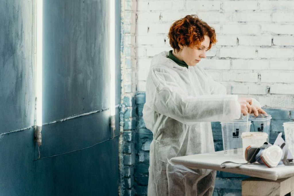 Tecnólogo de alimentos realizando comprobaciones de aditivos