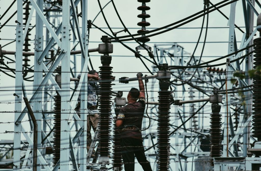 Electricista de mantenimiento y reparación realizando su labor
