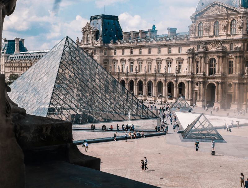 Estudiantes visitando el Louvre tras obtener la beca Avenir