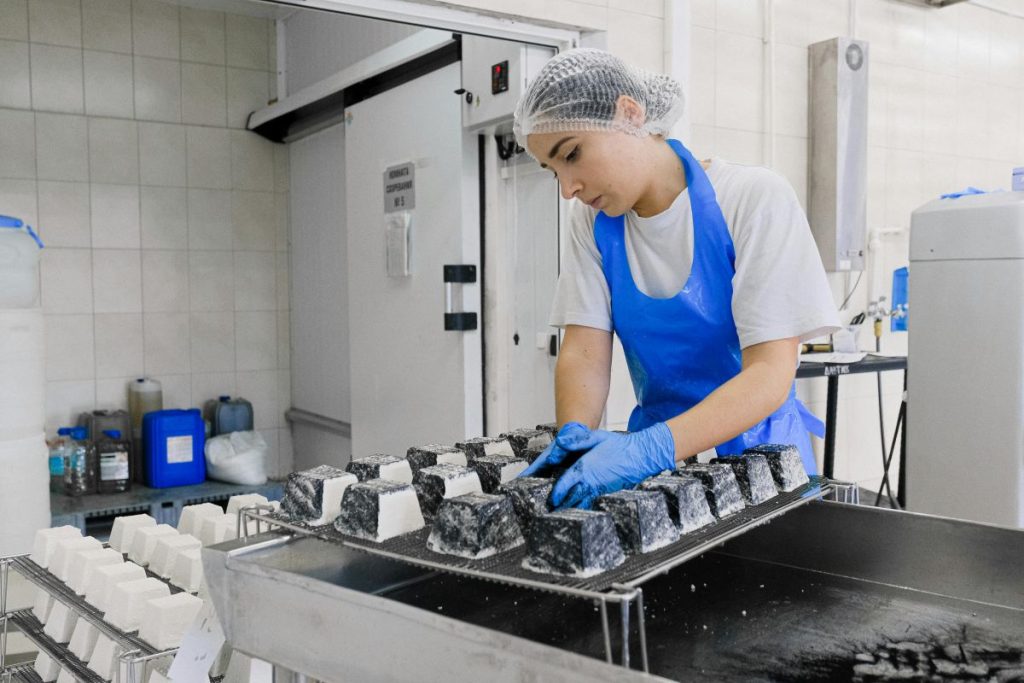 Titulada en FP Básico en Industrias Alimentarias trabajando en una fábrica