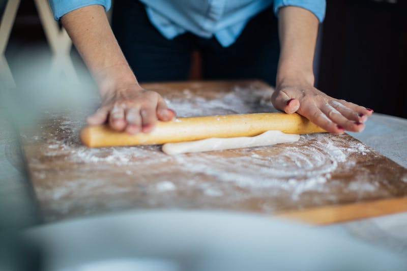 Trabajador elaborando una masa para pastelería