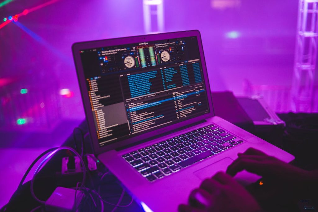 Productor musical componiendo sonido para videojuegos