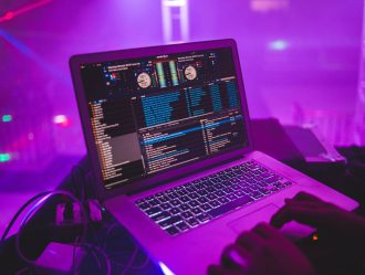 ¿Cuál es el trabajo de un productor musical y diseñador de sonido para videojuegos?