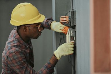 ¿Cómo ser electricista de mantenimiento y reparación?