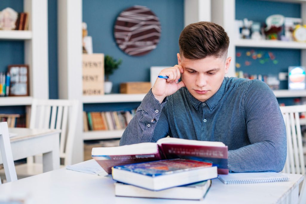 Estudiante aplicando técnicas de estudio efectivas
