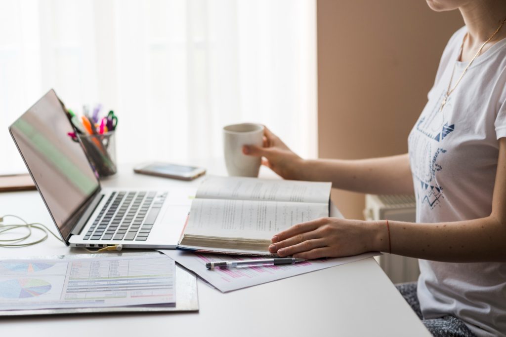 Mujer estudiando una convocatoria de oposiciones del Grupo B
