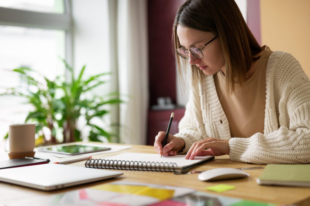 Profesional preparando oposiciones para trabajar en el Congreso y Senado