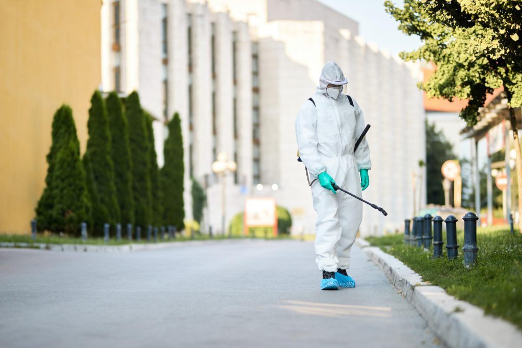 Técnico en Sanidad Ambiental controlando una plaga