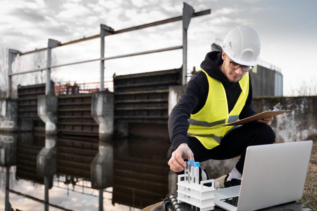 Técnico en Tratamiento de Aguas realizando su trabajo