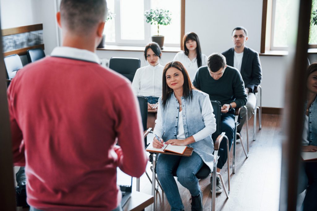 Trabajadores mejorando su formación con microacreditaciones de FP