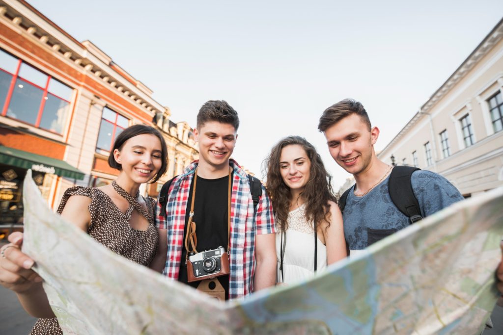 Jóvenes planificando su aventura de Erasmus+ Juventud y Deporte
