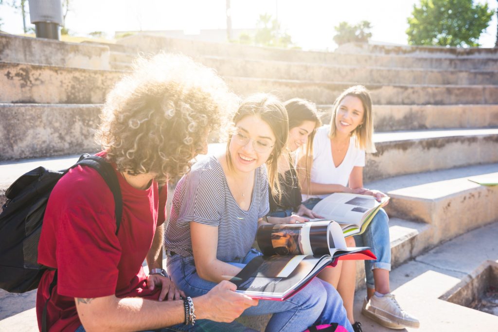 Becas CULTUREX para jóvenes que quieren formarse en gestión cultural
